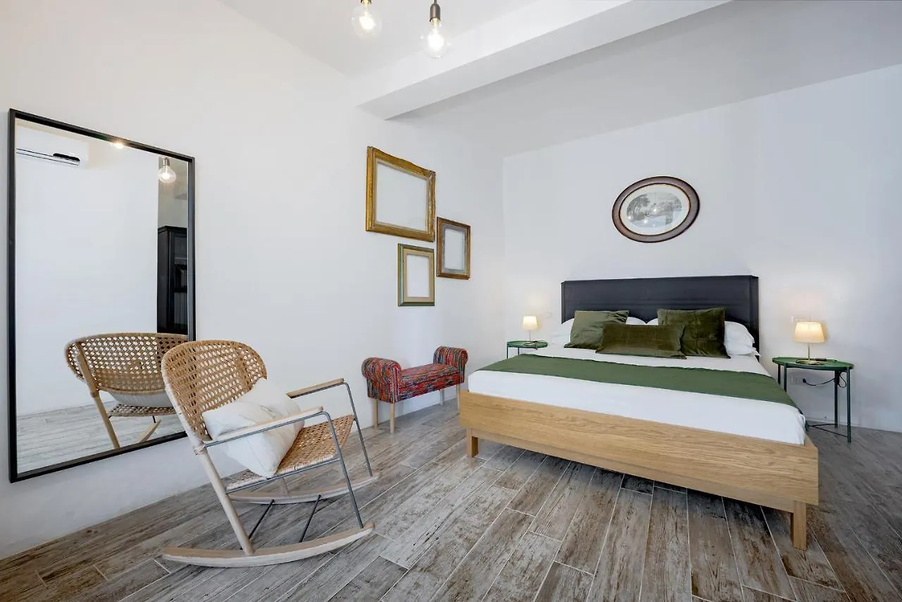 Via Avelli, 4 - Florence Charming Apartments - Delightful And Bright 3Rd-Floor Apartment Without Elevator, Overlooking One Of Florence'S Most Beautiful Squares, Exceptionally Located For Exploring The City 0*,