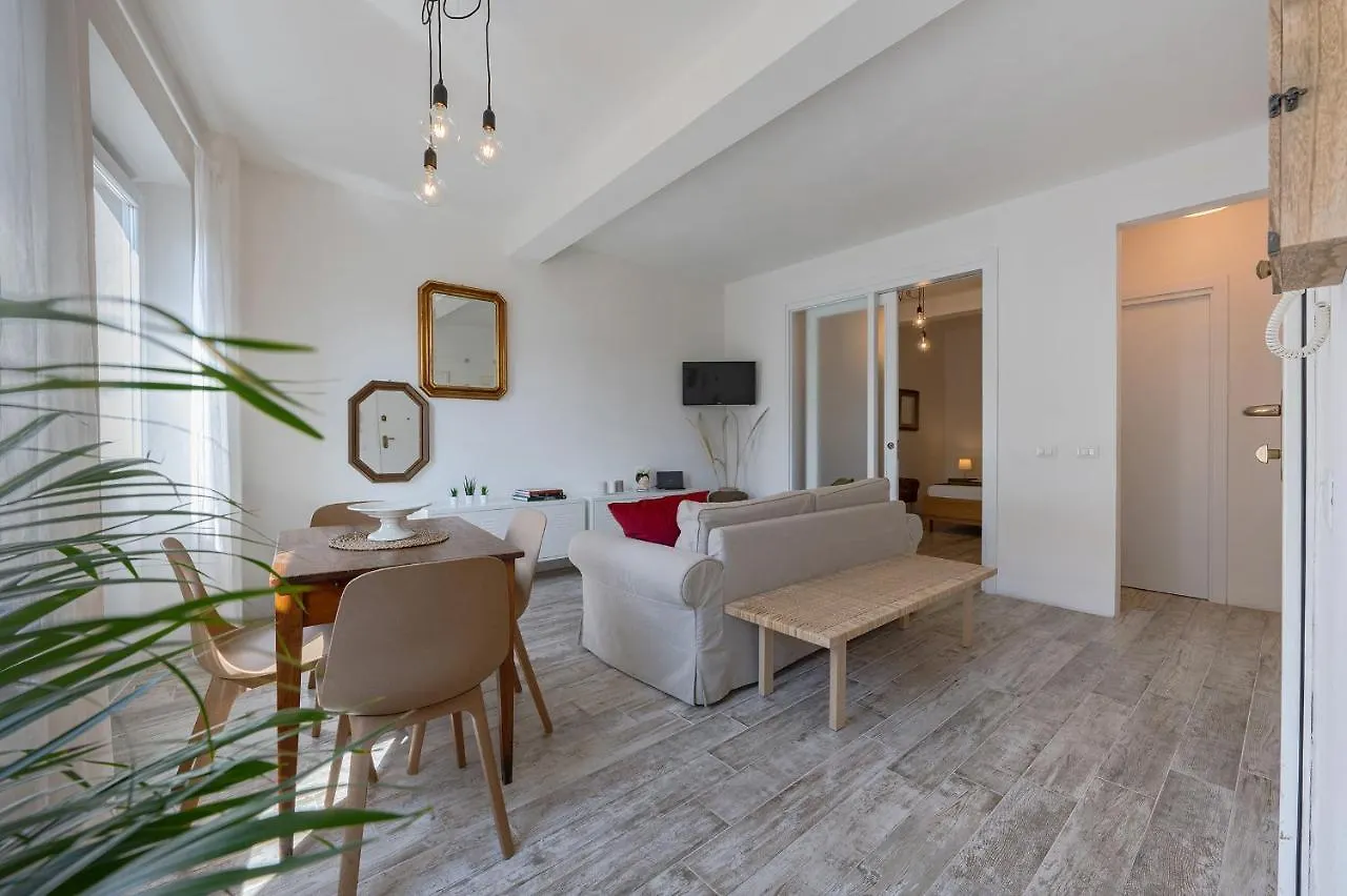 Via Avelli, 4 - Florence Charming Apartments - Delightful And Bright 3Rd-Floor Apartment Without Elevator, Overlooking One Of Florence'S Most Beautiful Squares, Exceptionally Located For Exploring The City