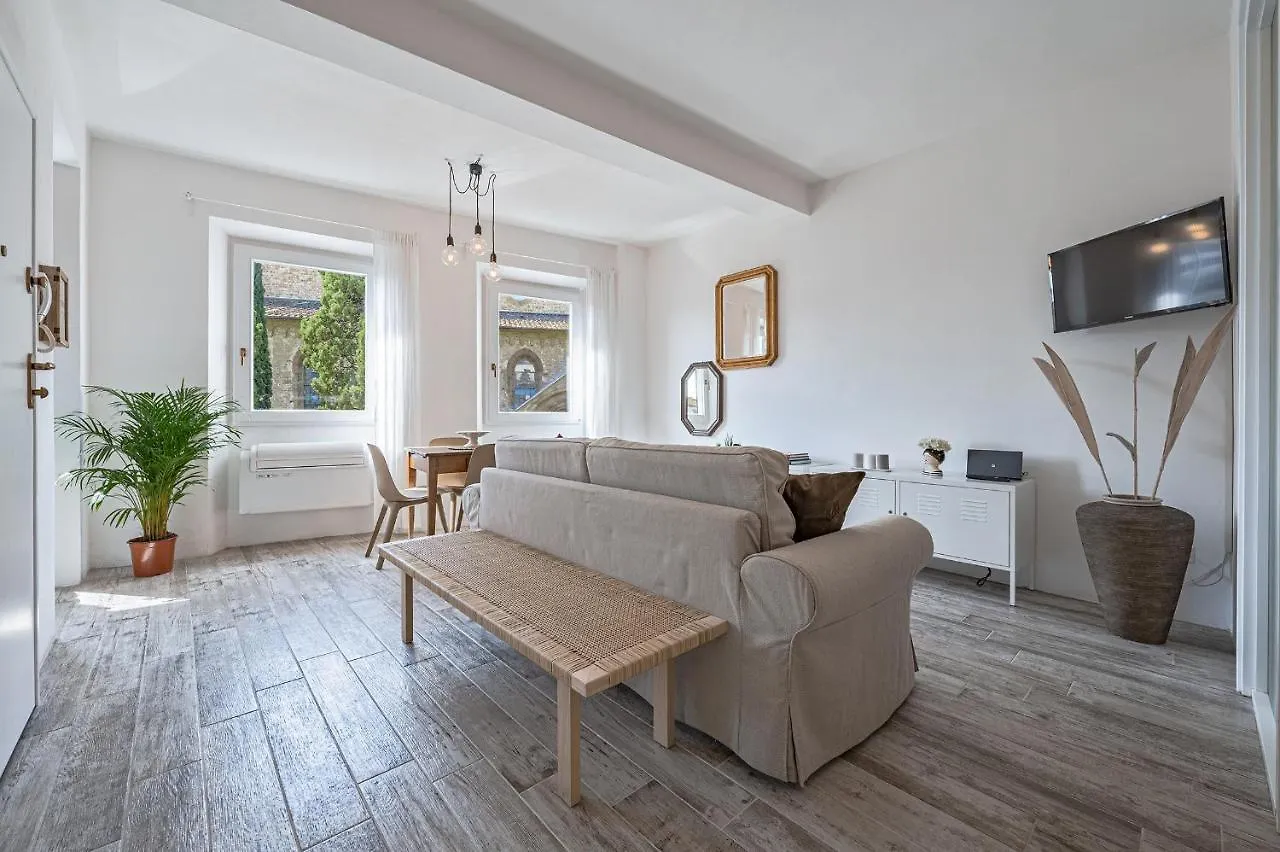 Via Avelli, 4 - Florence Charming Apartments - Delightful And Bright 3Rd-Floor Apartment Without Elevator, Overlooking One Of Florence'S Most Beautiful Squares, Exceptionally Located For Exploring The City