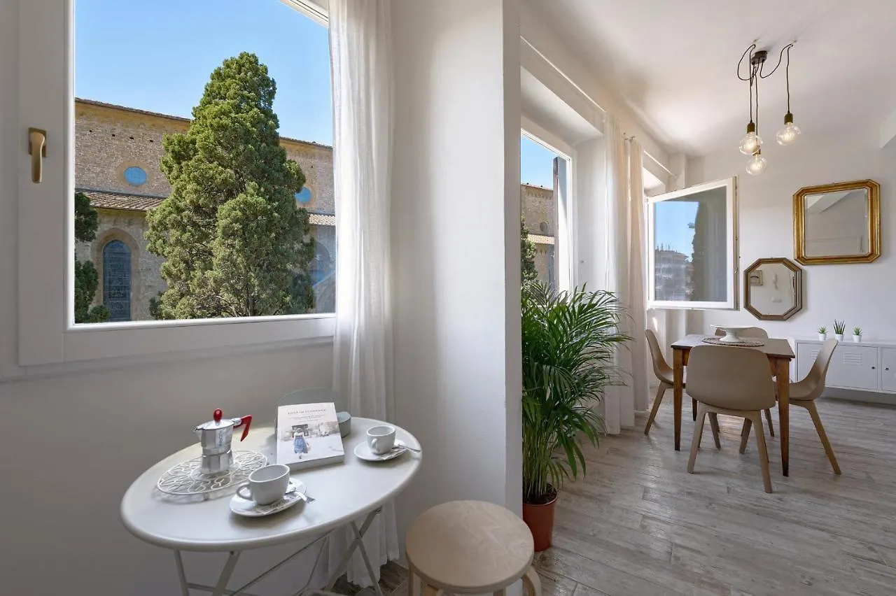 Via Avelli, 4 - Florence Charming Apartments - Delightful And Bright 3Rd-Floor Apartment Without Elevator, Overlooking One Of Florence'S Most Beautiful Squares, Exceptionally Located For Exploring The City