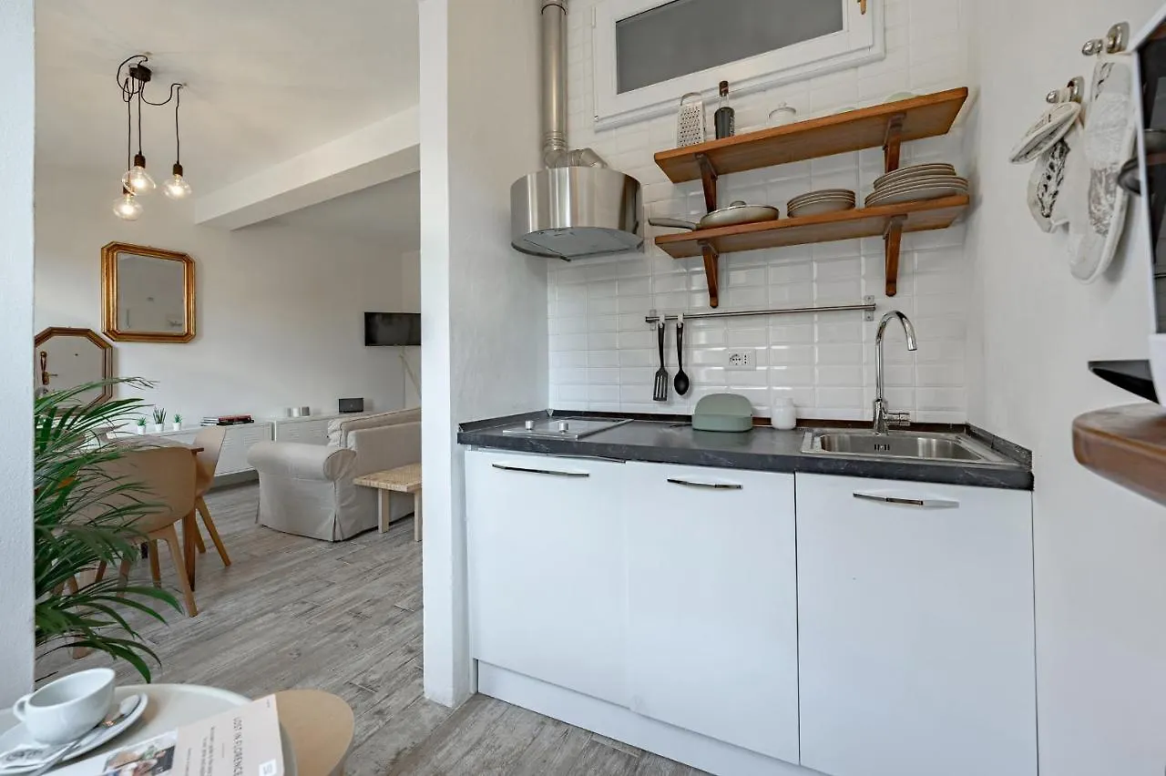 Via Avelli, 4 - Florence Charming Apartments - Delightful And Bright 3Rd-Floor Apartment Without Elevator, Overlooking One Of Florence'S Most Beautiful Squares, Exceptionally Located For Exploring The City