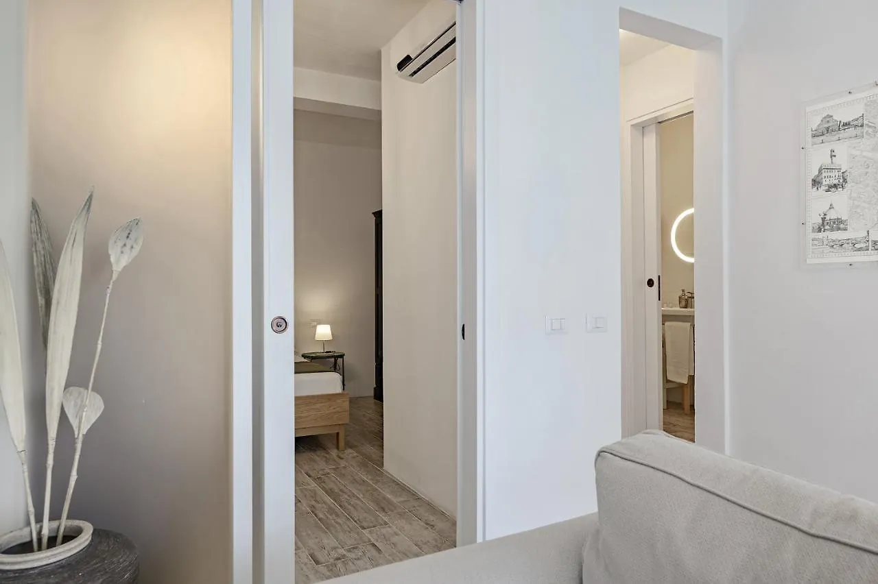 Via Avelli, 4 - Florence Charming Apartments - Delightful And Bright 3Rd-Floor Apartment Without Elevator, Overlooking One Of Florence'S Most Beautiful Squares, Exceptionally Located For Exploring The City